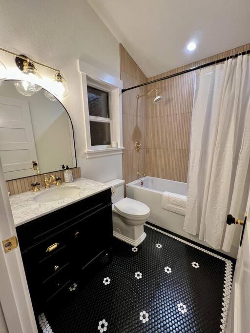 Brand New Custom Built Cottage In Downtown W/Pool! Salem Dış mekan fotoğraf